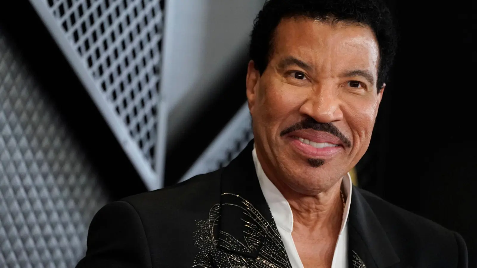 Lionel Richie kommt zur Verleihung der 66. jährlichen Grammy Awards. (zu dpa: «Musik-Star Lionel Richie offenbart in Memoiren seine Ängste») (Foto: Jordan Strauss)