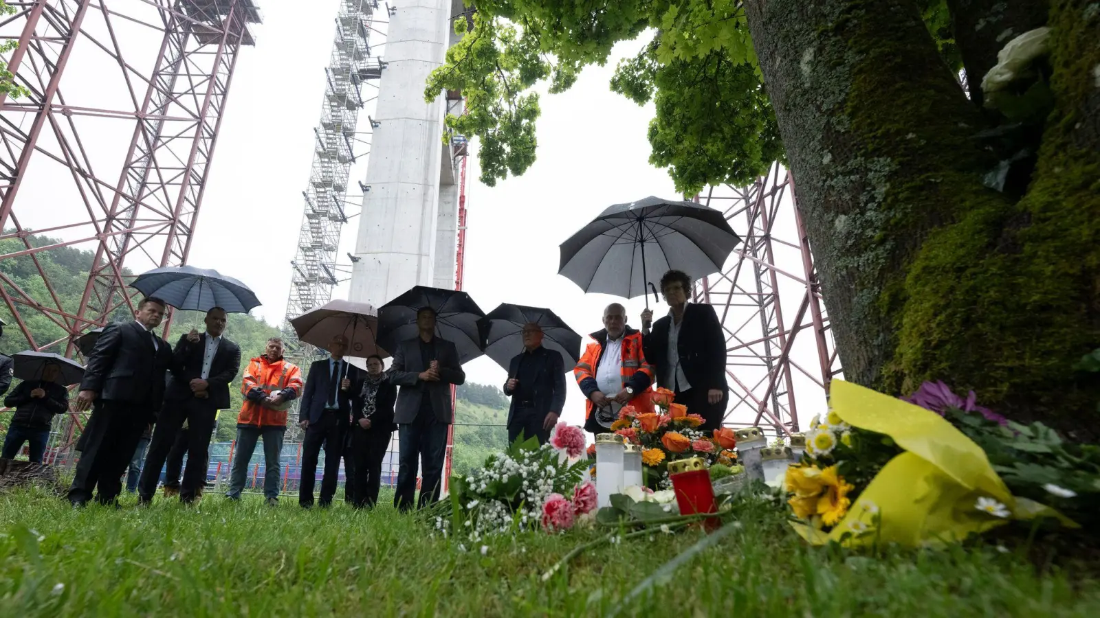 An einem Ort des Gedenkens werden Blumen niedergelegt. (Foto: Marijan Murat/dpa)