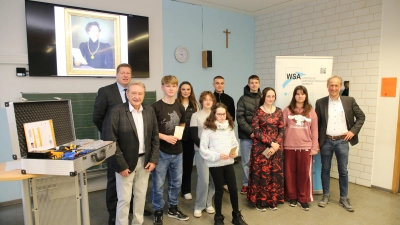 Stiftungsvorstand Manfred Schober (Zweiter von links) und Stadtkämmerer Christian Jakobs (links) übergaben die Ausschüttung der Bernhard Endres’schen Stiftung an Schüler der Städtischen Wirtschaftsschule. (Foto: Alexander Biernoth)