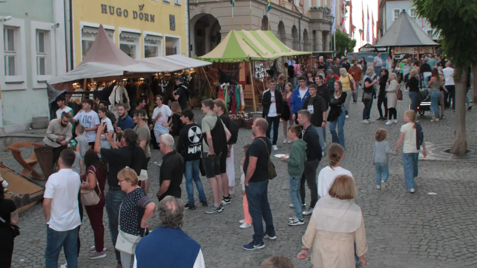 Eine Stunde nach dem Auftakt um 19 Uhr am Freitag sind Gassen und Markplatz schon mit einer großen Zahl von Besuchern belebt. (Foto: Hans-Bernd Glanz)