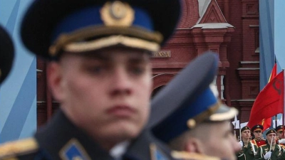 Soldaten marschierten in diesem Jahr ohne Panzer bei der traditionellen Militärparade über den Roten Platz.  (Foto: Maxim Shipenkov/Pool EPA/AP/dpa)