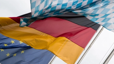 Alle drei Hymnen will Söder künftig bei Zeugnisverleihungen singen lassen. (Symbolbild) (Foto: picture alliance / Peter Kneffel/dpa)