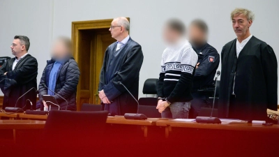 Auftakt im Prozess wegen versuchten Mordes. Die Angeklagten sollen Gegenstände von Brücken geworfen haben.  (Foto: Philipp Schulze/dpa)