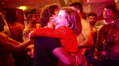  Im Zentrum steht ein glänzend aufgelegtes Duo: Isabelle Huppert als Marianne Farrère und Laurent Lafitte als Pierre-Alain Fantin. (Foto: Manuel Moutier/Neue Visionen Filmverleih/dpa)