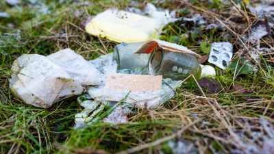 Müll im Wald schadet der Natur und gefährdet Tiere sowie Pflanzen. Wer den Wald besucht, sollte Abfälle deshalb immer wieder mitnehmen und sachgerecht entsorgen. (Foto: Philipp Schulze/dpa)