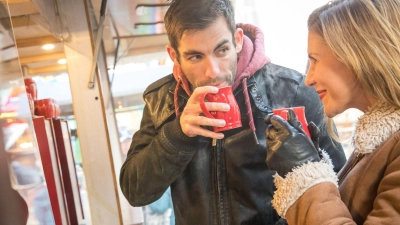 In Maßen: Glühwein enthält viel Zucker und Alkohol.  (Foto: Christin Klose/dpa-tmn)