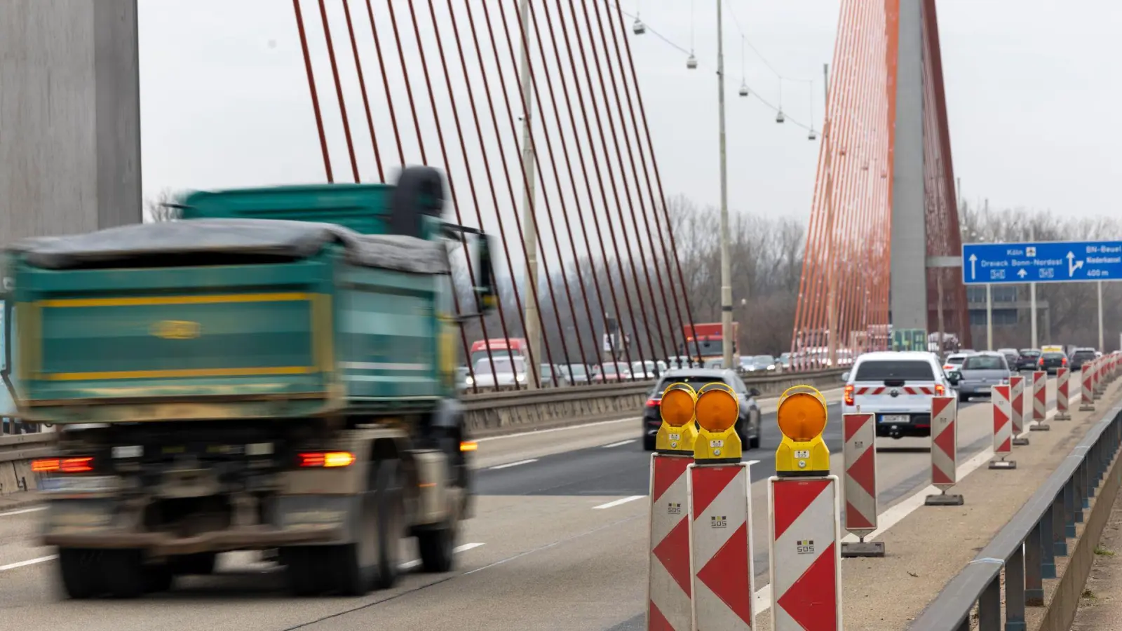 Die Bonner Nordbrücke ist bereits seit Februar für schwere Lkw gesperrt. (Archivbild) (Foto: Thomas Banneyer/dpa)