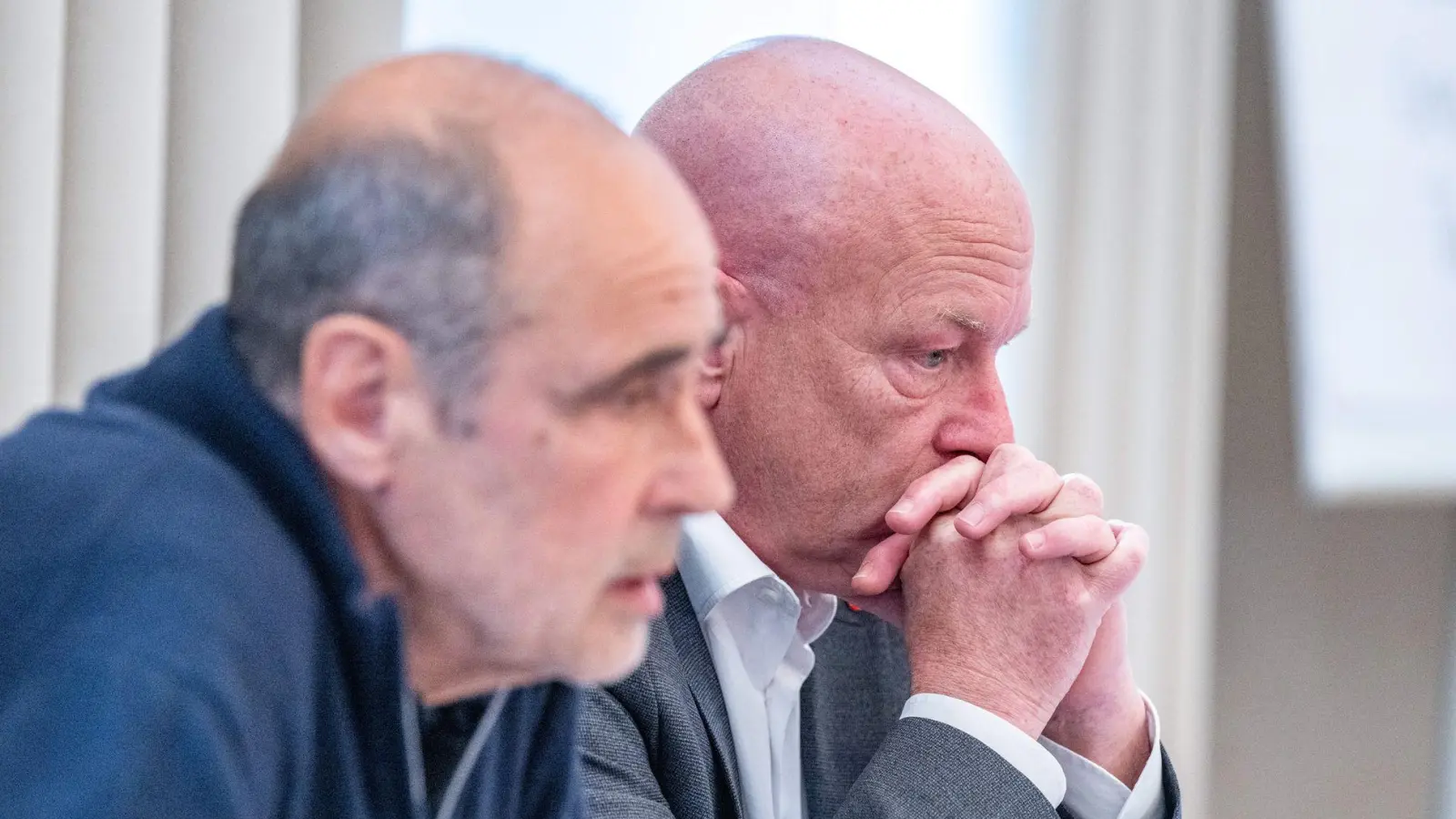 Joachim Wolbergs (r), ehemaliger Oberbürgermeister von Regensburg, und sein Verteidiger Peter Witting gehen gegen das Urteil vor. (Foto: Armin Weigel/dpa)