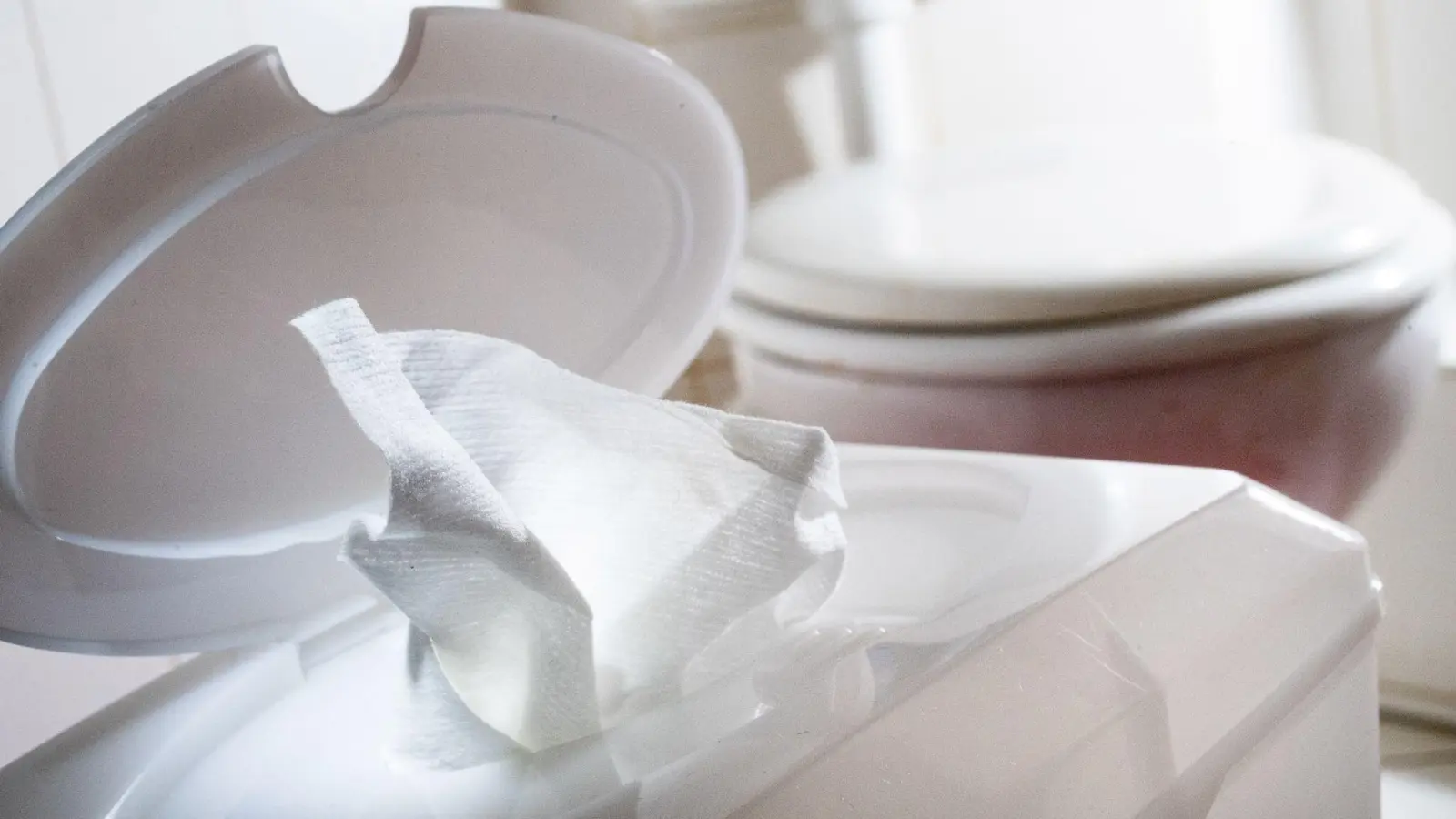 Speisereste, Medikamente oder Feuchttücher landen laut einer Umfrage zu häufig doch im Abfluss. (Foto: Franziska Gabbert/dpa-tmn)