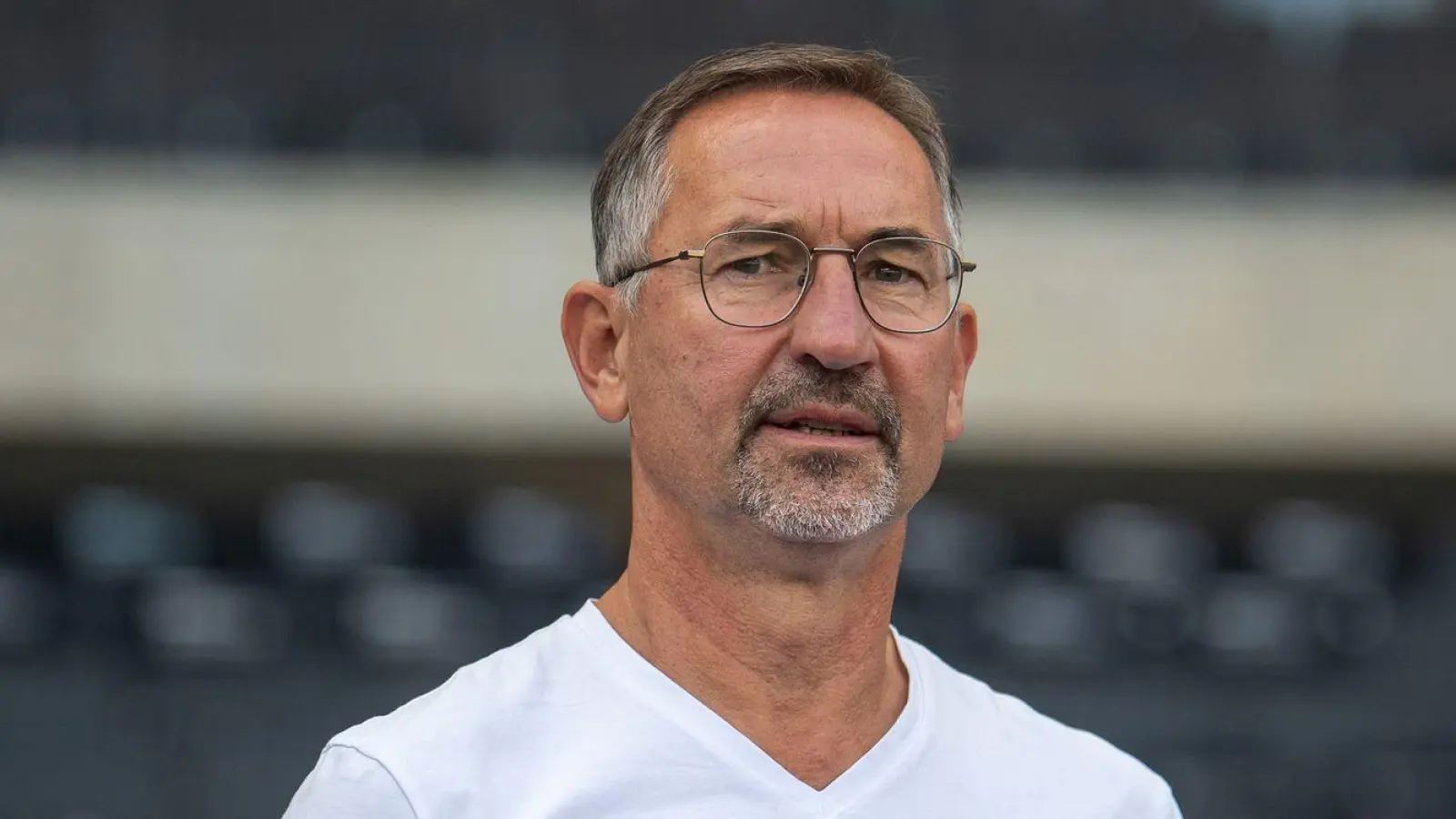 Braucht einen neuen Trainer: Regensburgs Boss Achim Beierlorzer. (Foto: Sebastian Räppold/Matthias Koch/dpa)