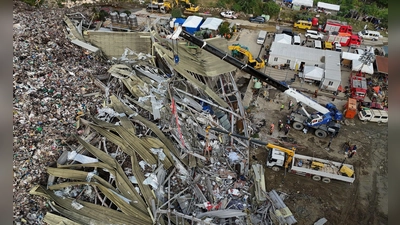 Die Einsatzkräfte suchen unter anderem mit einem Kran in den Abfall-Massen. (Foto: Jacqueline Hernandez/AP/dpa)