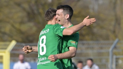 In der Fußball-Regionalliga feierte die SpVgg Ansbach einen 2:0-Erfolg über den 1. FC Nürnberg II. Hier freuen sich Torschütze Luis Althaus (links) und Ben Müller über den zweiten Ansbacher Treffer gegen den Tabellenführer. (Foto: Martin Rügner)