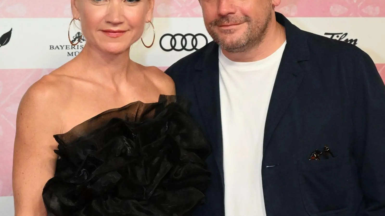 Die Schauspieler Sebastian Bezzel und Lisa Maria Potthoff, stehen bei der Weltpremiere von „Rehragout Rendezvous“ im Mathäser Filmpalast auf dem Roten Teppich. (Foto: Felix Hörhager/dpa)