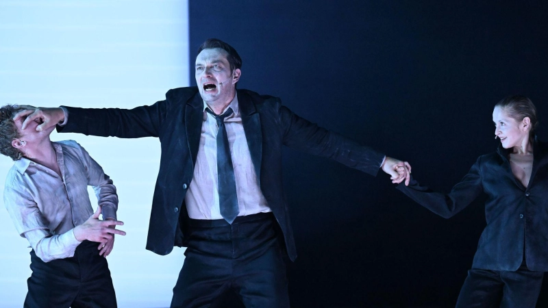 Die Neuinszenierung von „Faust I“ feierte bei den Salzburger Festspielen Premiere. (Foto: Barbara Gindl/APA/dpa)