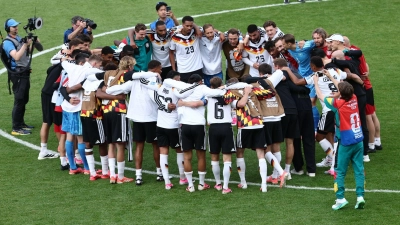 Das DFB-Team feiert den Erfolg in Toronto. (Foto: Christian Charisius/dpa)