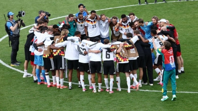 Das DFB-Team feiert den Erfolg in Toronto. (Foto: Christian Charisius/dpa)