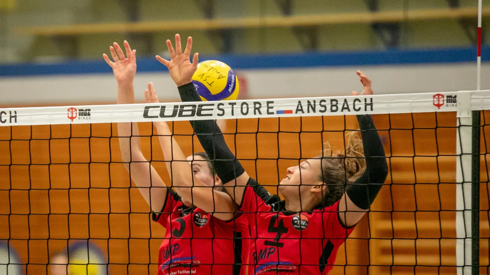 Ansbachs Kapitänin Sophia Botsch (rechts) ist sicher froh, dass Hanna Benecke (links) wieder voll einsatzfähig ist. (Foto: Markus Zahn)