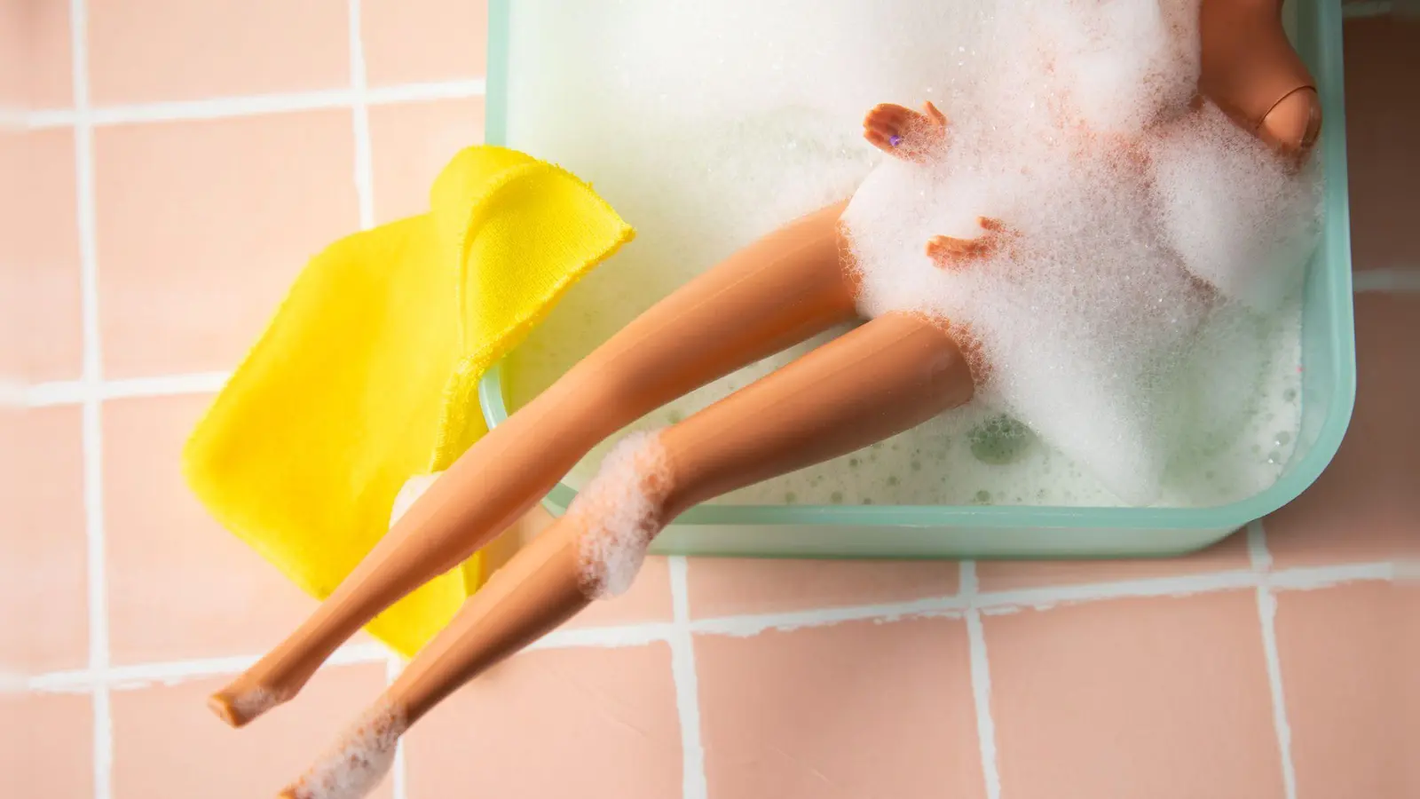 Viel, viel Schaum? Darüber freut sich die Vaginalflora nicht gerade. Wasser und eine milde Reinigungslotion reichen.  (Foto: Christin Klose/dpa-tmn)