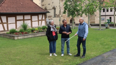 Haben gemeinsam viel Spaß bei der Vorbereitung des Marktsonntags: Die Babyboomer Edith Pflug, Erich Heß und Ulrich Schindler. (Foto: Mathias Neigenfind)