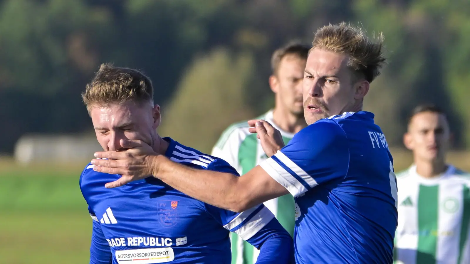 Maulkorberlass in der Bezirksliga? Nico Henninger vom FV Fortuna Neuses (links) bekommt die Hand von Teamkollege Tim Baumann zu spüren. Stellt sich die Frage: Wollte da einer seinen Kollegen vor einer unbedachten Äußerung schützen? Oder war das Zusammentreffen von Hand und Mund nur Zufall im Eifer des Gefechts? Wir vermuten Letzteres.  (Foto: Martin Rügner)