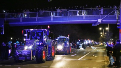 Konvoi auf der Residenzstraße: Von Lehrberg aus bewegten sich die bunt beleuchteten Bulldogs Richtung Innenstadt. (Foto: Alexander Biernoth)