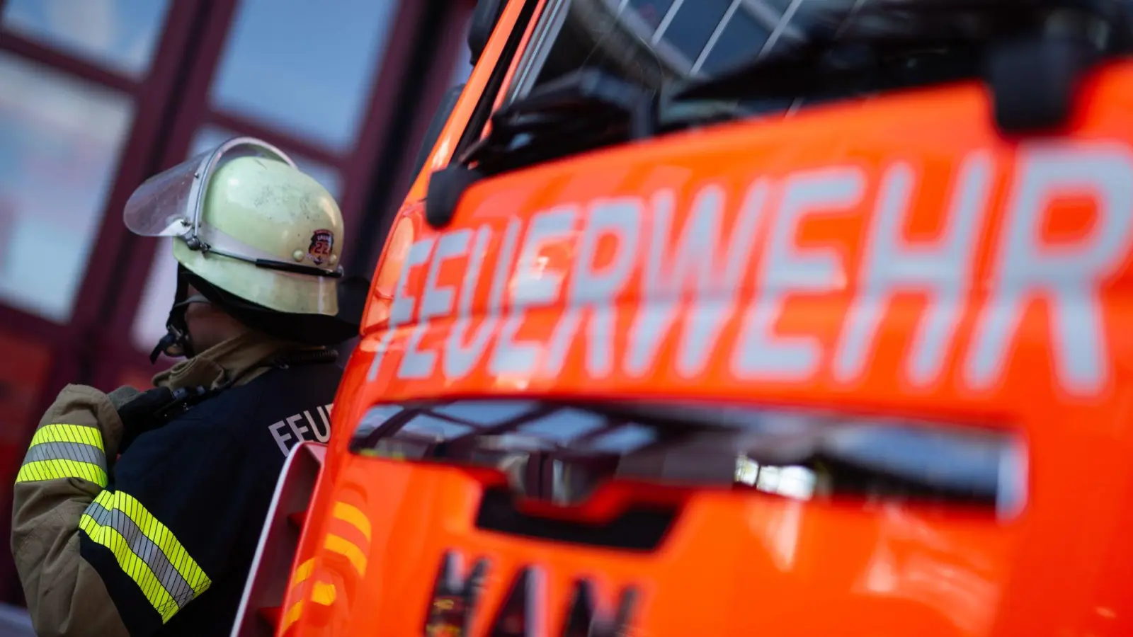 Die Feuerwehr Dinkelsbühl löschte einen Brand zweier Container, deren Inhalt ausgerechnet durch Starkregen Feuer gefangen hatte. (Symbolbild: Marijan Murat/dpa)