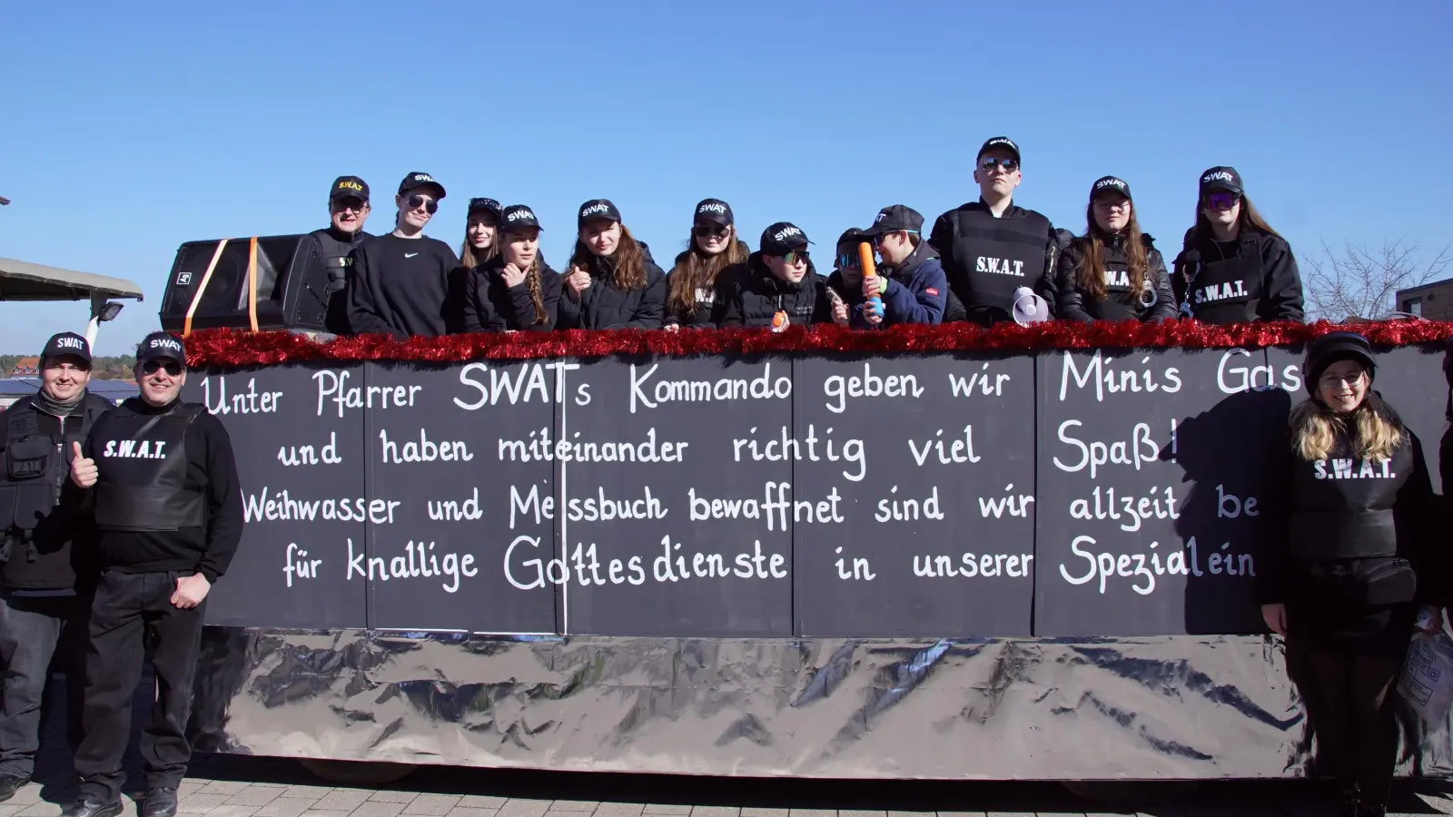 Die SWAT-Jugendgruppe hat sich für ihr Motto vom örtlichen Pfarrer inspirieren lassen. (Foto: Horst Kuhn)