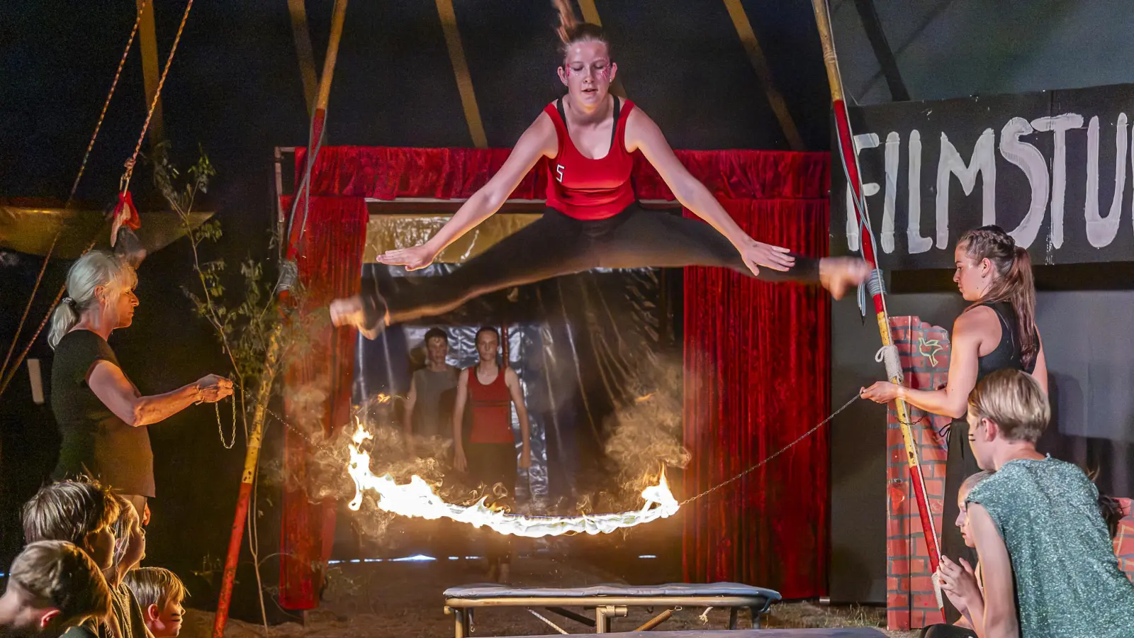 Wagemutige Sprünge von einem Trampolin über ein Feuerseil waren zu sehen.  (Foto: Günter Schmidt)