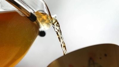 Wer im Küchenschrank auf alten Tee stößt, muss ihn deshalb nicht gleich entsorgen. Die Blätter lassen sich wieder auffrischen.  (Foto: Karl-Josef Hildenbrand/dpa/dpa-tmn)