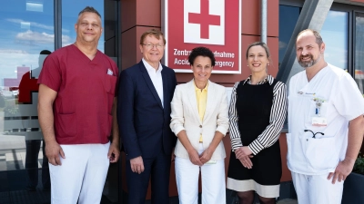 Sie setzen darauf, dass „DispoAkut“ eine Verbesserung bringen wird: Michael Schaub (Pflegerischer Leiter der Zentralen Notaufnahme), ANregiomed-Vorstand Dr. Gerhard Sontheimer, Pflegedirektorin Manuela Herzog-Wehrer, Kaufmännische Direktorin Sandra Pirchner und ZNA-Chefarzt Dr. Tobias Hübner. (Foto: ANregiomed/Tyler Larkin)