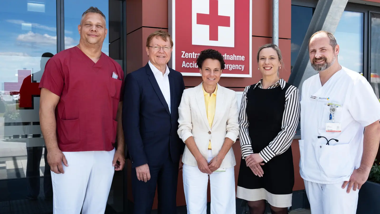 Sie setzen darauf, dass „DispoAkut“ eine Verbesserung bringen wird: Michael Schaub (Pflegerischer Leiter der Zentralen Notaufnahme), ANregiomed-Vorstand Dr. Gerhard Sontheimer, Pflegedirektorin Manuela Herzog-Wehrer, Kaufmännische Direktorin Sandra Pirchner und ZNA-Chefarzt Dr. Tobias Hübner. (Foto: ANregiomed/Tyler Larkin)