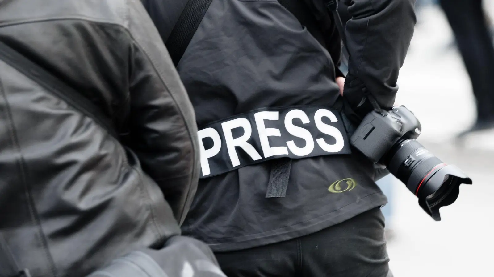 Reporter ohne Grenzen (RSF) hat nach eigenen Angaben im vergangenen Jahr insgesamt 55 Angriffe auf Medienschaffende und Redaktionen dokumentiert und verifiziert. (Archivbild) (Foto: Markus Scholz/dpa)