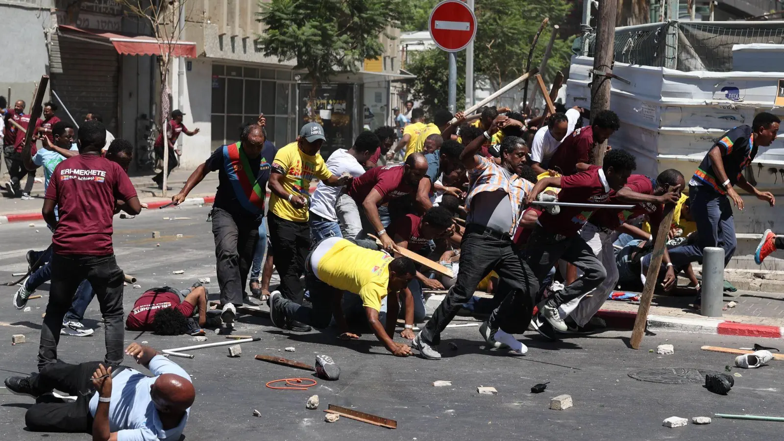 Migranten aus Eritrea stoßen bei einer Demonstration in Tel Aviv mit der Polizei zusammen. (Foto: Ilia Yefimovich/dpa)