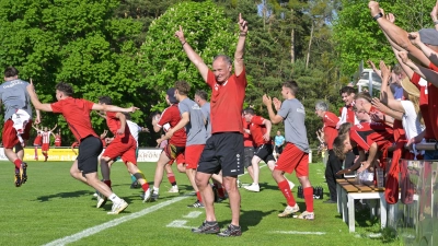 Nach dem Schlusspfiff in Spalt gehen die Arme nach oben: Arberg (in der Mitte Trainer Werner Pfeuffer) jubelt über den Aufstieg. (Foto: Martin Rügner)