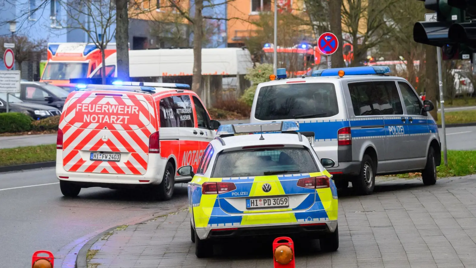 Ein Großaufgebot rückte nach Hildesheim-Ochtersum aus. (Foto: Julian Stratenschulte/dpa)