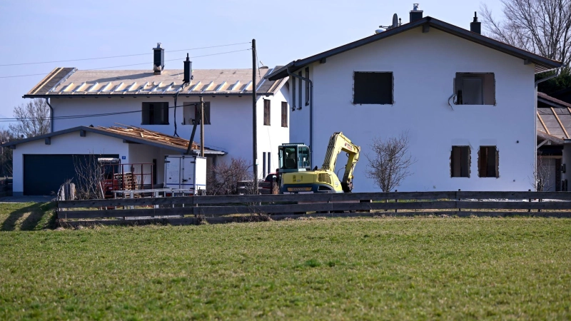 Die Häuser wurden anders gebaut als genehmigt - und jetzt müssen sie weg.  (Foto: Sven Hoppe/dpa)