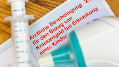 Gesetzlich versicherte Eltern können Krankengeld beantragen, wenn ein Kind unter zwölf Jahren krank ist und sie deshalb nicht zur Arbeit gehen. (Symbolbild) (Foto: Fernando Gutierrez-Juarez/dpa)