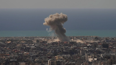 Israel bombardierte am Mittwoch zahlreiche Hisbollah-Ziele im Libanon - dabei wurden mehr als 300 Menschen getötet. (Foto: Hassan Ammar/AP/dpa)