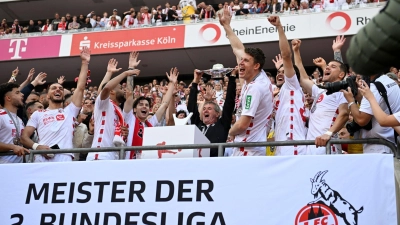 Friedhelm Funkel machte den siebten FC-Aufstieg perfekt (Foto: Anke Waelischmiller/dpa)