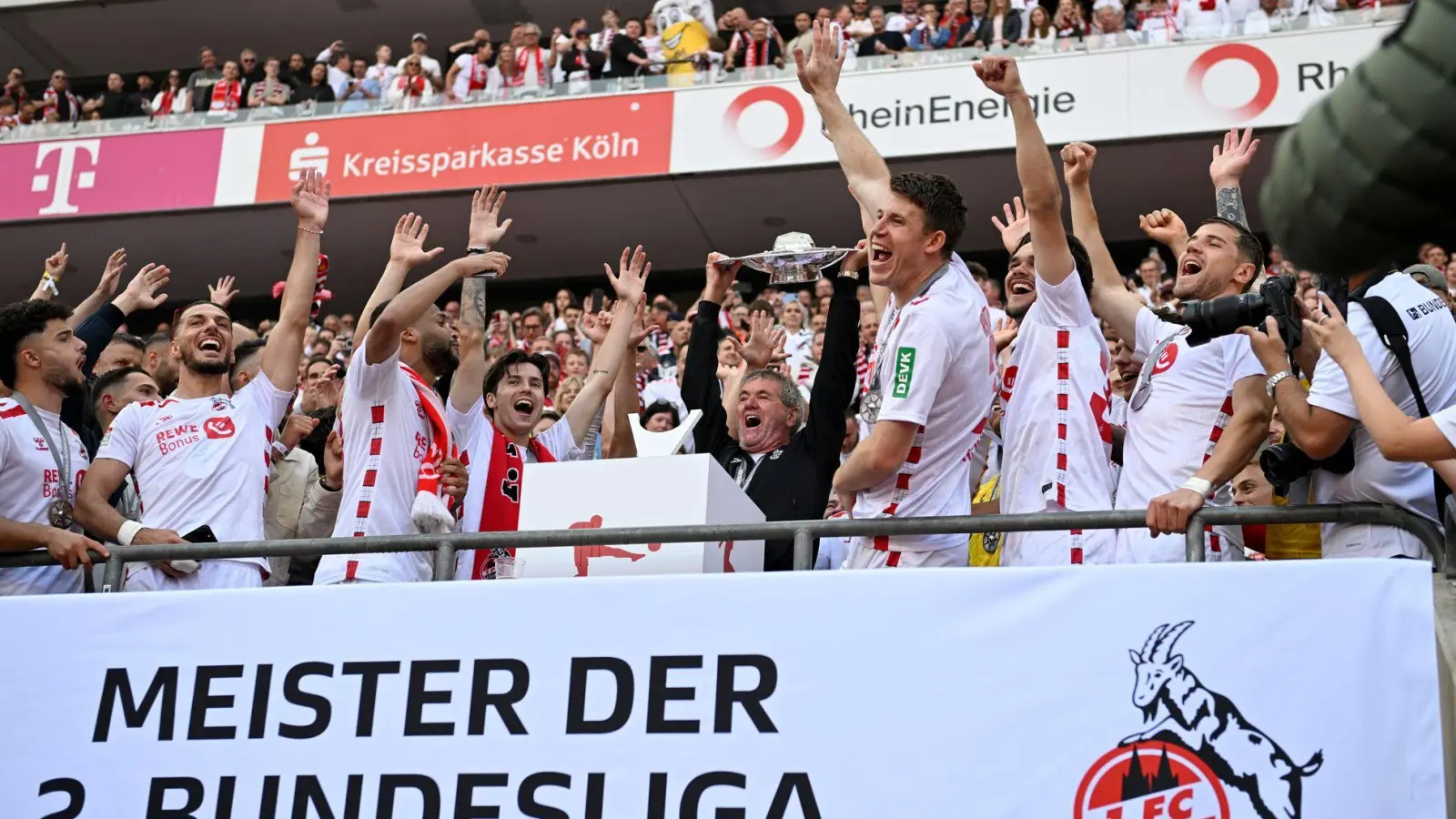 Friedhelm Funkel machte den siebten FC-Aufstieg perfekt (Foto: Anke Waelischmiller/dpa)