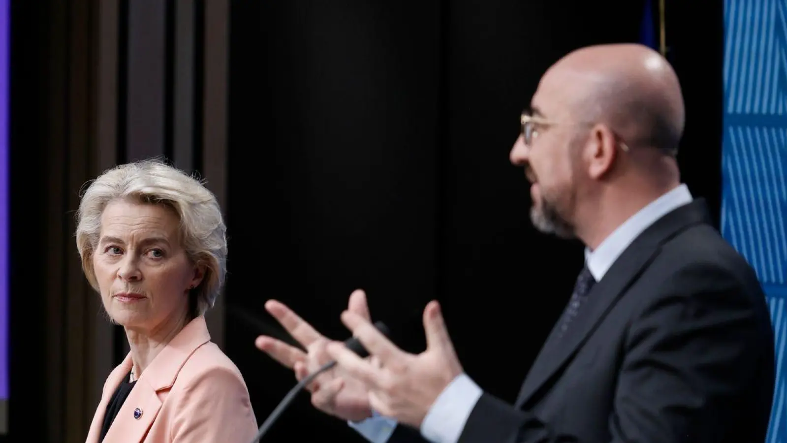 Der Präsident des Europäischen Rates, Charles Michel (r), und die Präsidentin der Europäischen Kommission, Ursula von der Leyen: Angesichts der dramatischen Notlage im Gazastreifen fordern die EU-Staaten eine sofortige Feuerpause. (Foto: Omar Havana/AP/dpa)