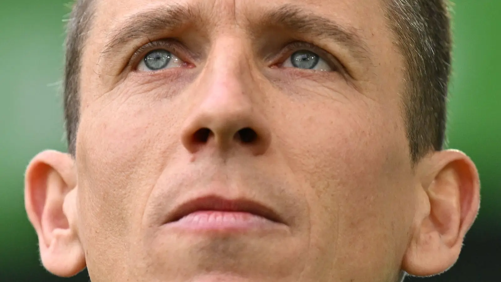 Blickt mit seiner Mannschaft in eine düstere Zukunft: VfL Wolfsburgs Cheftrainer Daniel Bauer.  (Foto: Swen Pförtner/dpa)