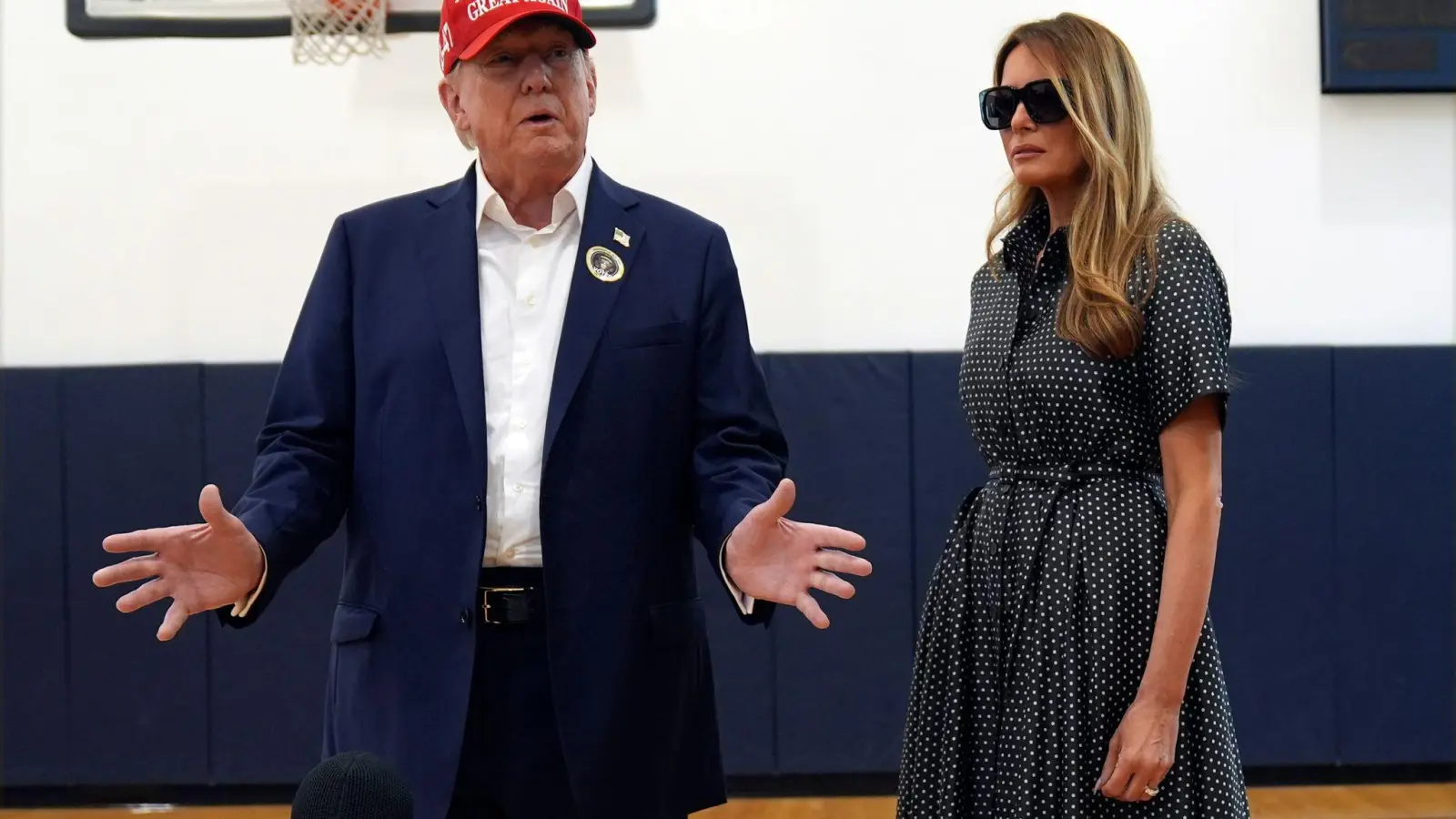 Trump mit seiner Ehefrau Melania am Wahltag.  (Foto: Evan Vucci/AP)