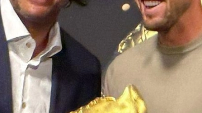Hatten Spaß bei der Verleihung des Goldenen Schuh: Preisträger Harry Kane (rechts) und Laudator Luca Toni. (Foto: Christoph Lother/dpa)