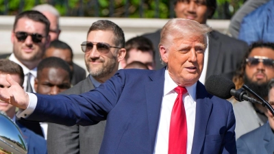 Donald Trump würdigte die Eagles für ihren Sieg im Super Bowl. (Foto: Mark Schiefelbein/AP/dpa)