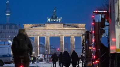 Der Bundesverband Logistik &amp; Verkehr pro (BLV-pro) hatte zu einer Sternfahrt des Güterkraftverkehrs nach Berlin aufgerufen - und Hunderte kamen. (Foto: Sebastian Gollnow/dpa)