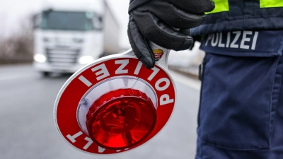 Als die Beamten den Fahrer herausziehen, kommen mehrere Ungereimtheiten ans Licht. (Symbolbild) (Foto: Jan Woitas/dpa)