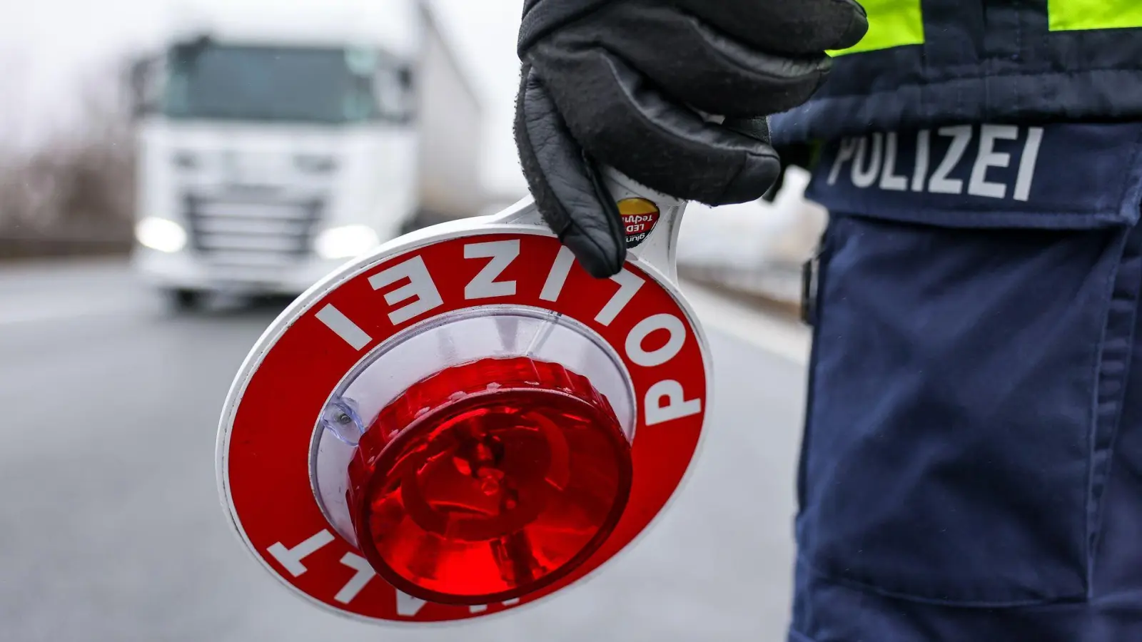Als die Beamten den Fahrer herausziehen, kommen mehrere Ungereimtheiten ans Licht. (Symbolbild) (Foto: Jan Woitas/dpa)