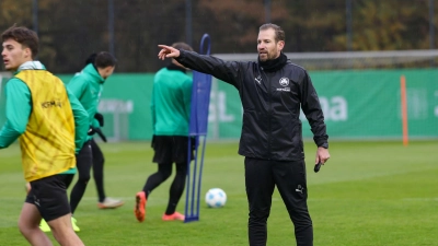 Trainer Siewert spürte „Energie“ auf dem Platz. (Foto: Daniel Löb/dpa)