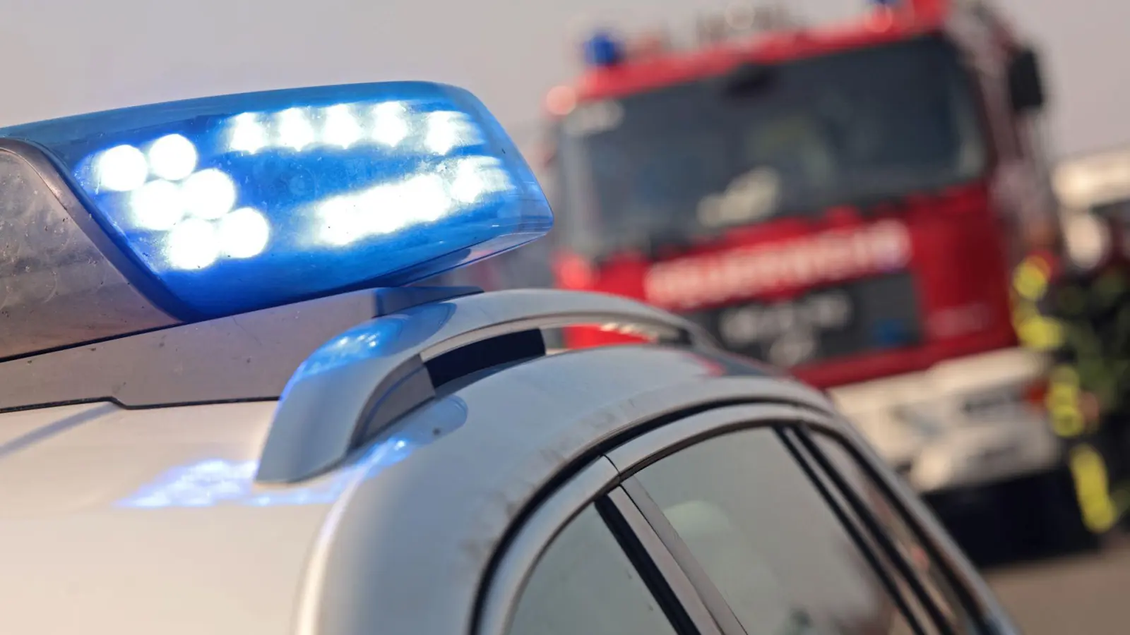 Die Feuerwehr befreite die beiden Eingeklemmten aus ihren Fahrzeugen. (Symbolbild) (Foto: Matthias Bein/dpa)